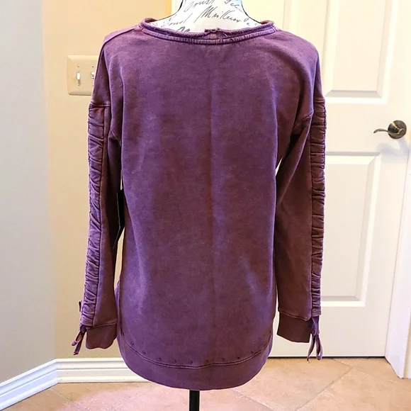 Woman's Rock & Republic Sweatshirt Size Large - Picture 2 of 8